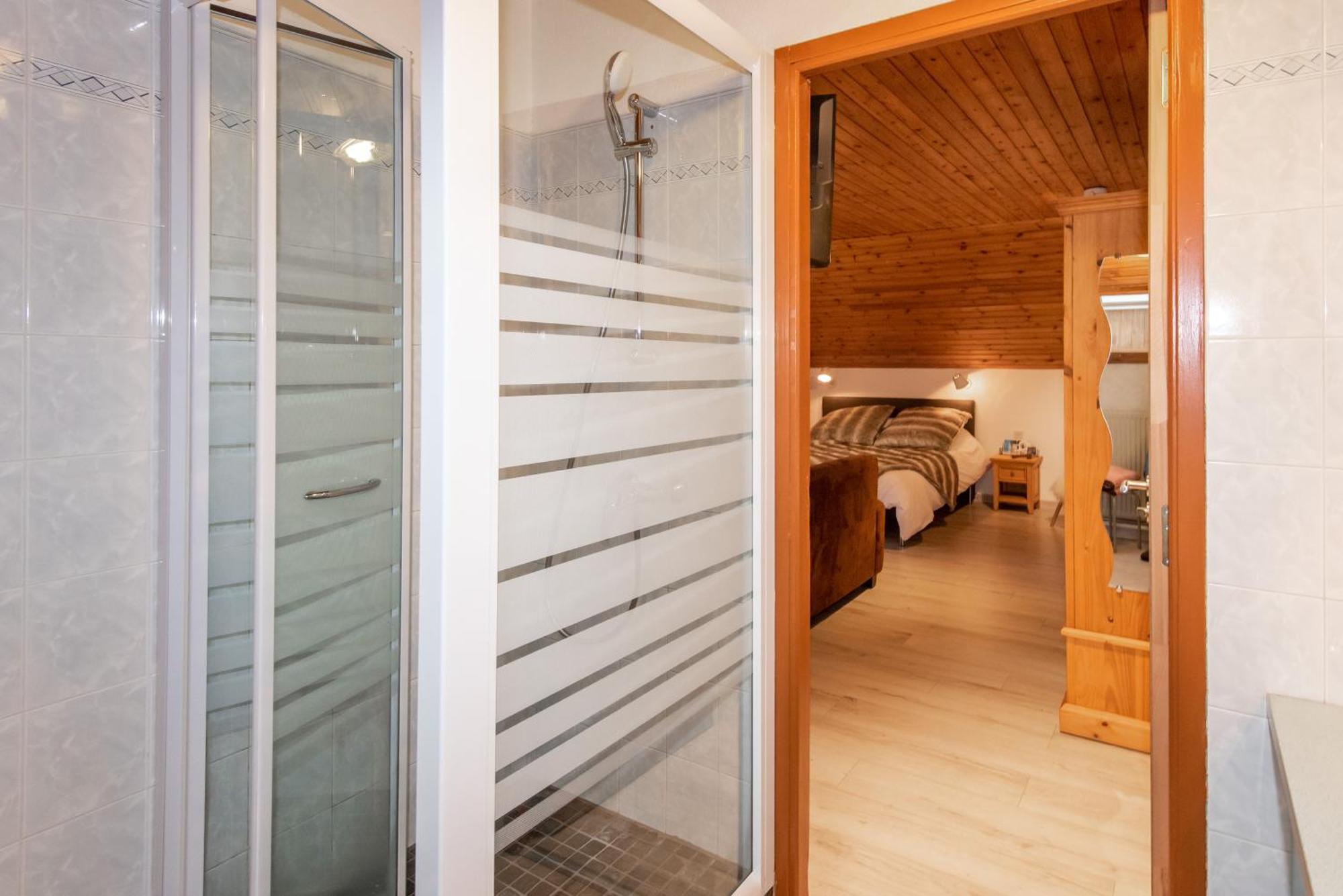 "La Combe Fleurie" Appartements & Chambres Saint-Bonnet-en-Champsaur Kamer foto